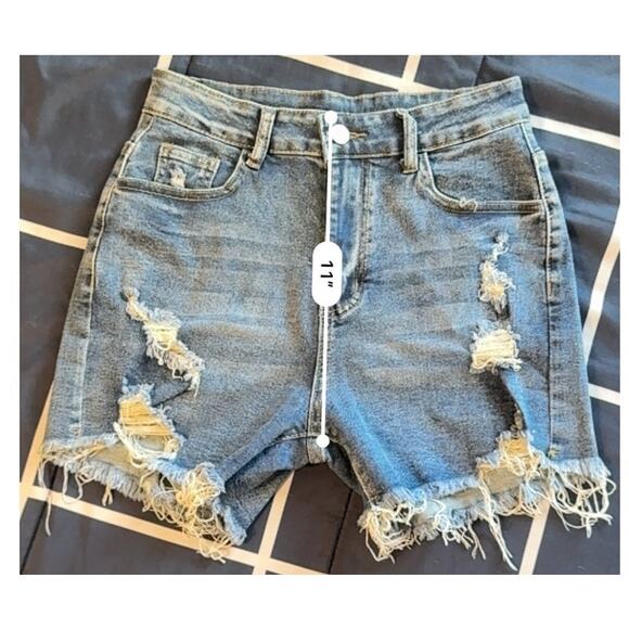 NWOT Women's Size Medium Ultra Distressed Medium Wash High Rise Jean Shorts - Picture 4 of 6